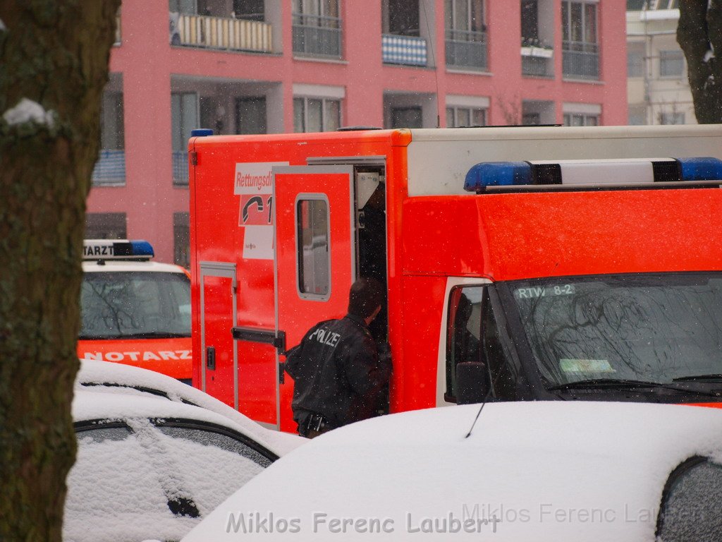 Wieder Familienstreit endet in Messerstecherei Koeln Vingst Waldstr P05.JPG